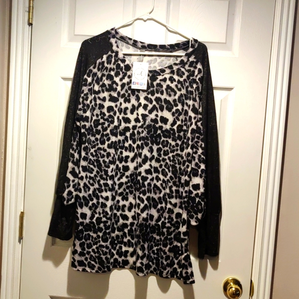 Honeyme black and gray leopard top with balloon sleeves.